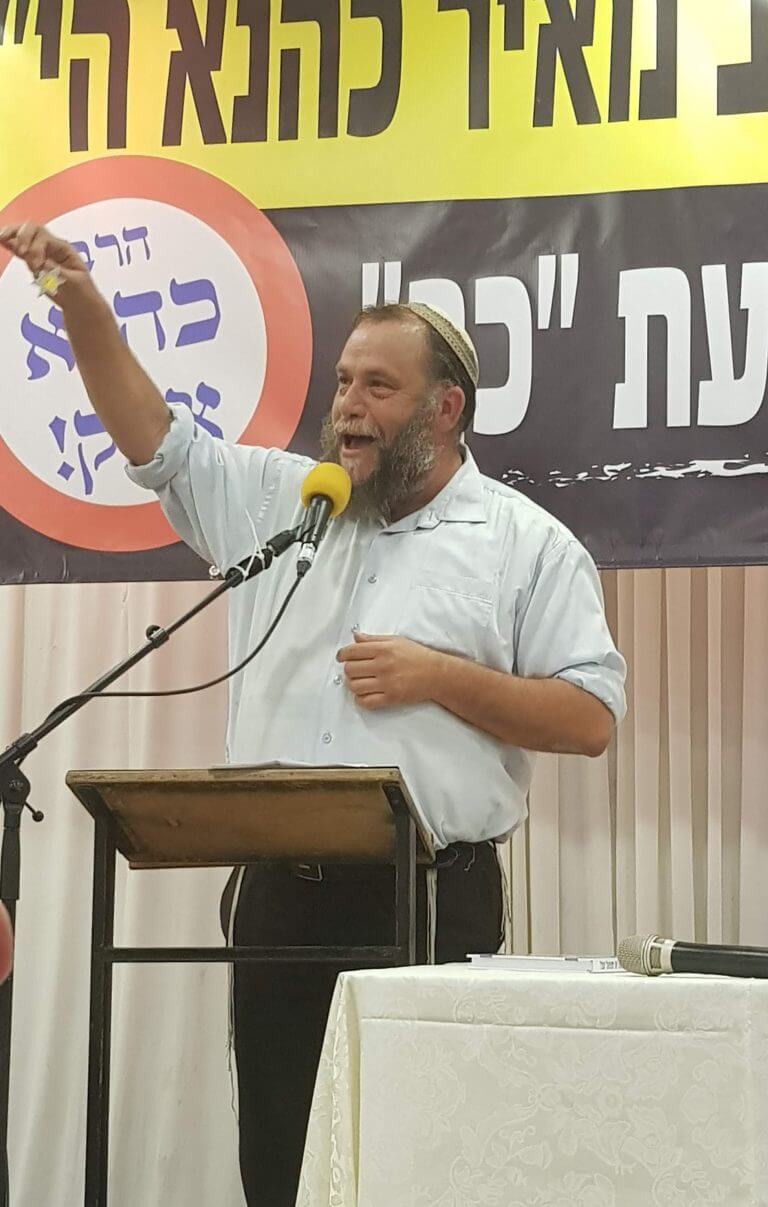 בנצי גופשטיין מציג בגאון מחזיק מפתחות ובו סמל של תנועת כך ...