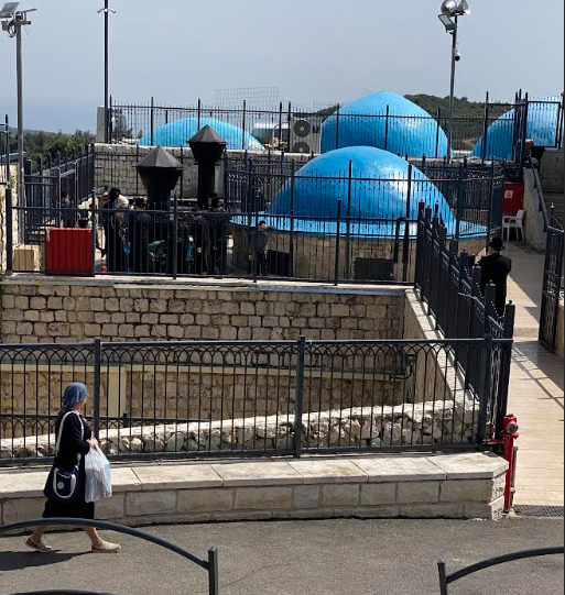 תמונה שמכילה בחוץ, שמיים, בניין, גדר

תוכן שנוצר על-ידי בינה מלאכותית עשוי להיות שגוי.