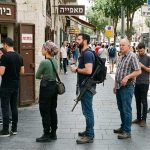 תור של אנשים עם נשק ברחוב ישראלי. נוצר בAI